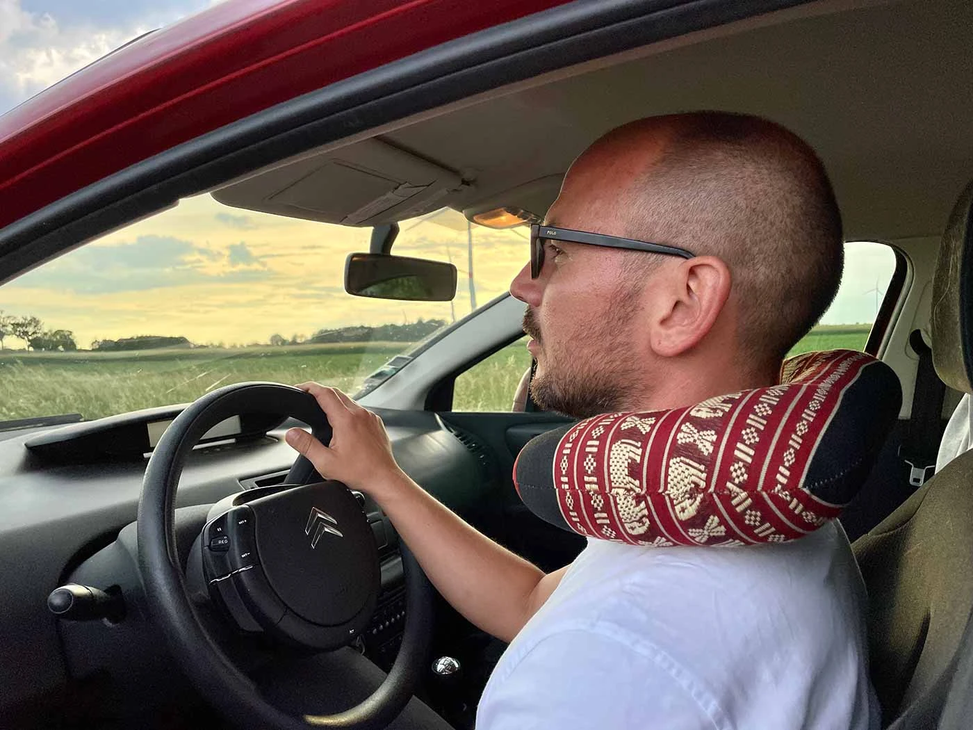 Restful Travel Companion: The Kapok Neck Pillow for Unparalleled Comfort On the Go