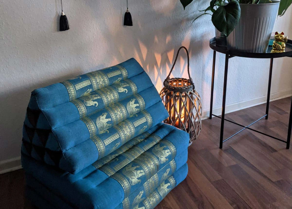 Silk Pillows and Folding Mattresses: : Luxurious Comfort and Stylish Accents for Your Home